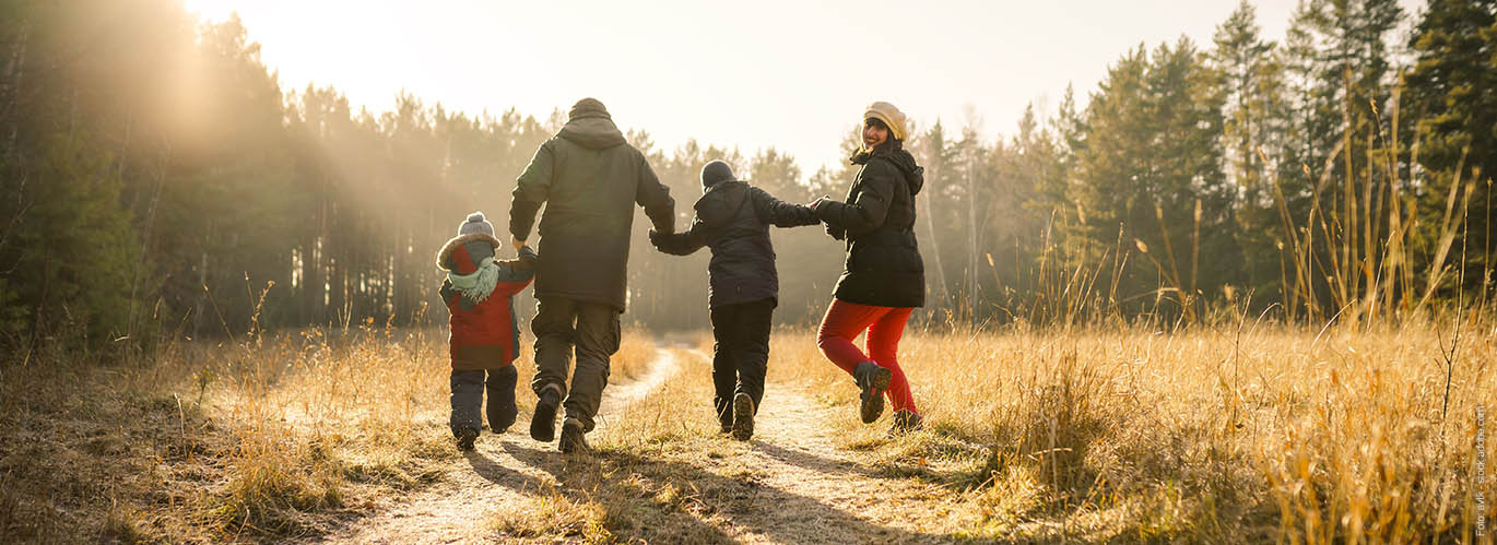 Familienferienstätten: Erholung für Kinder und Eltern Eine Familie in der Natur